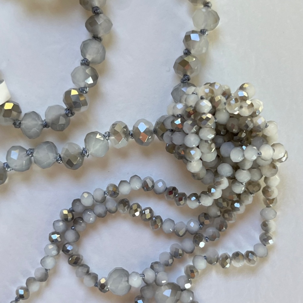 NEIMAN MARCUS Necklace Grey Faceted Glass Lariat - Picture 2 of 7
